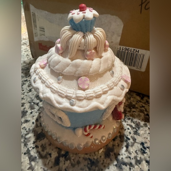 Set of (3) Valerie Parr 6” Illuminated Pastel Gingerbread Cupcakes houses - Picture 6 of 17